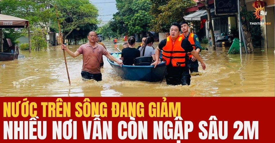 Lũ trên các sông đang giảm, Hà Nội vẫn còn nhiều điểm ngập sâu 2m