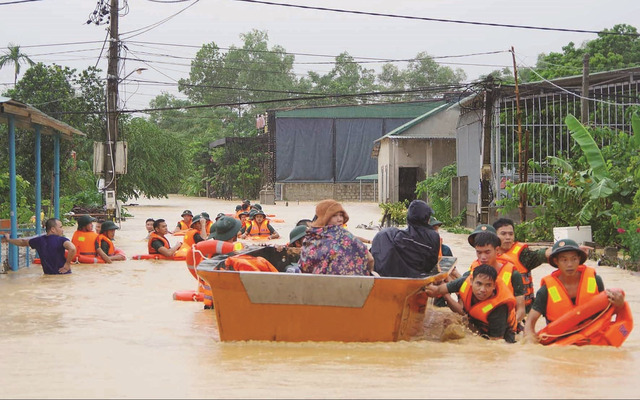  Hàng năm miền Trung phải hứng chịu nhiều cơn bão có sức tàn phá lớn