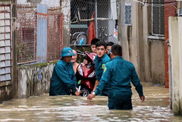 Mưa lớn gây ngập lụt ở nhiều khu vực