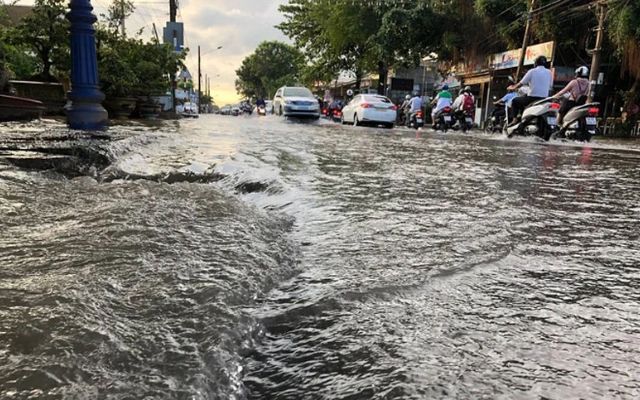 Bão và triều cường gây ra lũ lụt