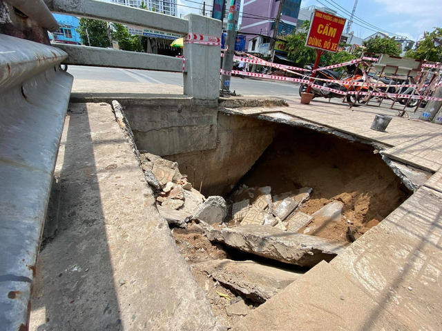  Hố tử thần ở Thủ Đức, TP.HCM có đường kính 2m, sâu hơn 1m ( tháng 4/2021)