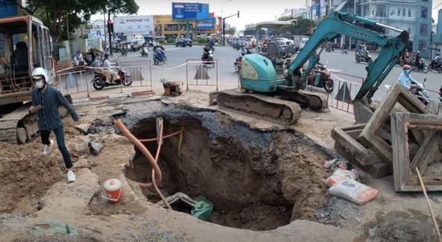 Hố tử thần sâu 8m, dài 5m ở Gò Vấp, TP.HCM ( tháng 11/2020)
