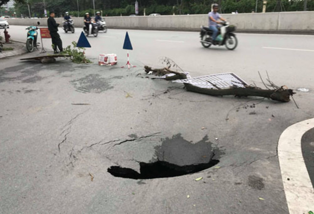 Hố tử thần ở đường Đại Cồ Việt, Hà Nội sâu 2m, đường kính 1m ( tháng 5/2019)