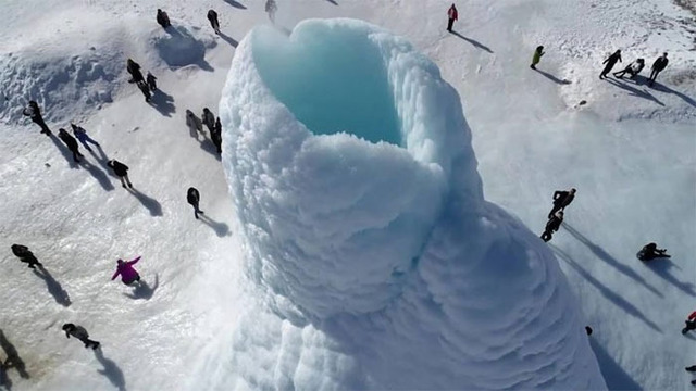  Hình ảnh núi lửa phun trào băng ở Kazakhstan