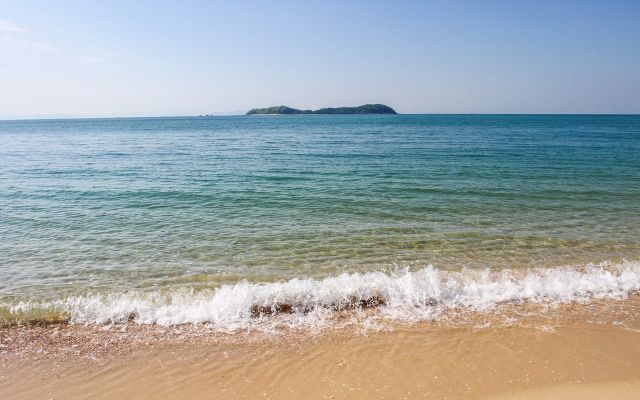 Bãi biển trên đảo Cô Tô con