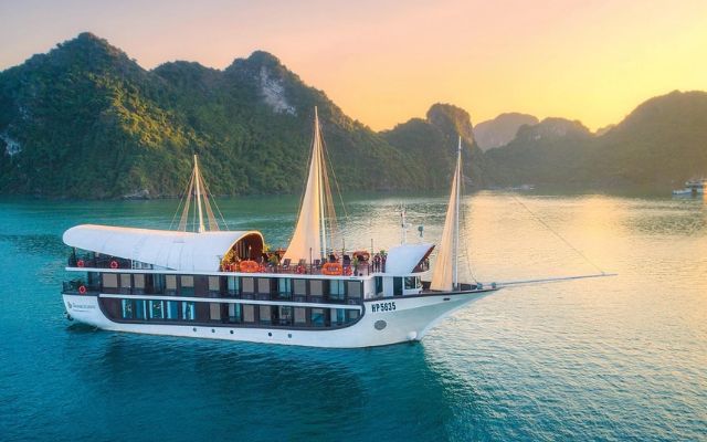 Trải nghiệm ngồi du thuyền ngắm vịnh