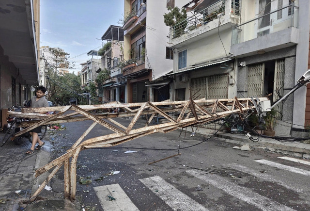 Trụ điện bị gió mạnh quật gãy nằm chắn ngang đường