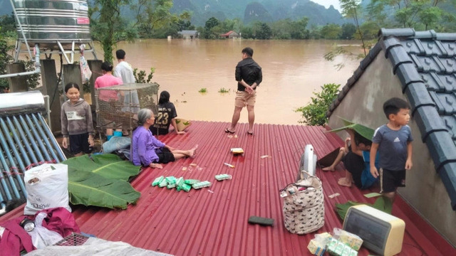 Người dân cố thủ trên mái nhà bởi nước lũ dâng cao