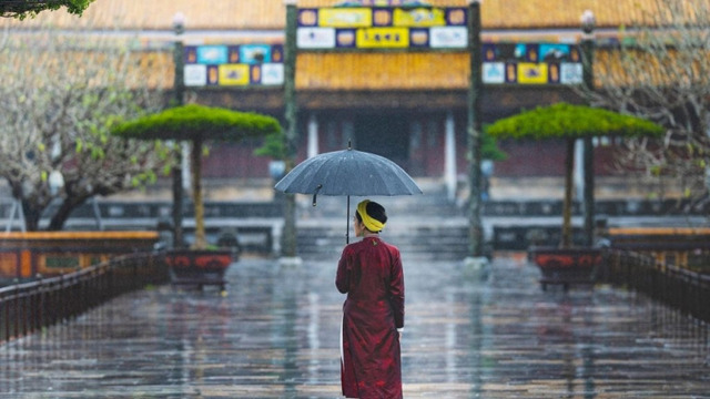  Huế yên bình, cổ kính trong làn mưa mờ ảo