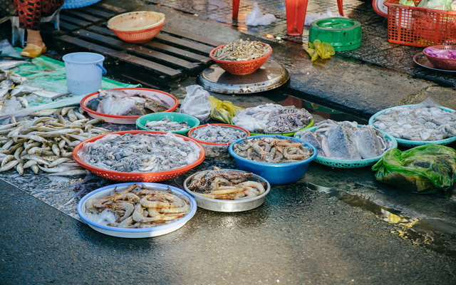 Chợ hải sản buôn bán đa dạng các mặt hàng hải sản tươi được đánh bắt từ đêm hôm trước