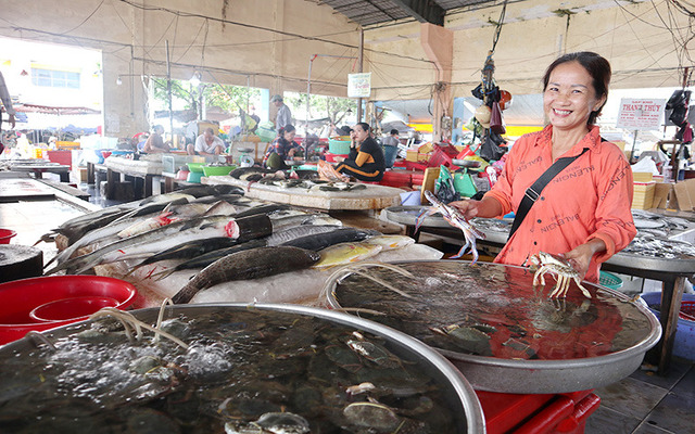 Mua hàng tại chợ hải sản không cần trả giá nhiều lần 