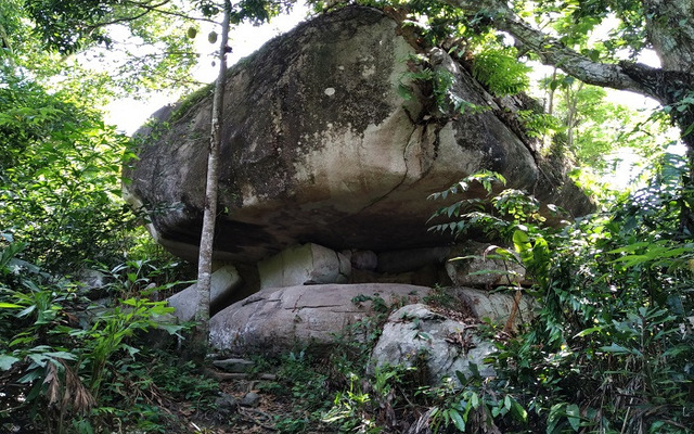  Di chuyển hang đá nơi các tu sĩ thiền