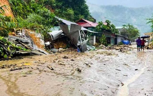 Mưa lớn kéo dài cũng là nguyên nhân gây sạt lở đất