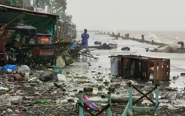 Hình ảnh tan hoang sau khi cơn bão Ragasa đi qua