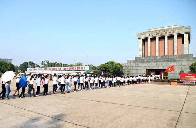 Lưu ý đi theo hàng, không chen lấn khi vào lăng Bác
