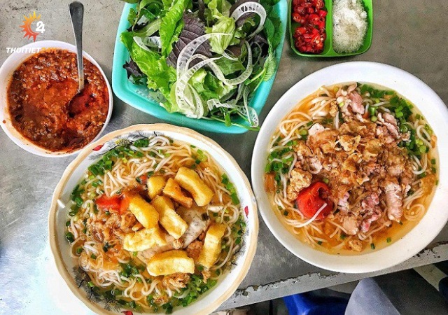 Thưởng thức bún riêu cua phố Cổ Hà Nội