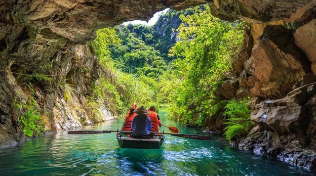 Bức tranh sơn thủy hữu tình ở hang Địa Linh