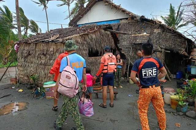 Hỗ trợ người dân sơ tán ở tỉnh Cagayan (Philippines) ngày 14-11 ngay trước khi bão Usagi đổ bộ. Ảnh: AFP