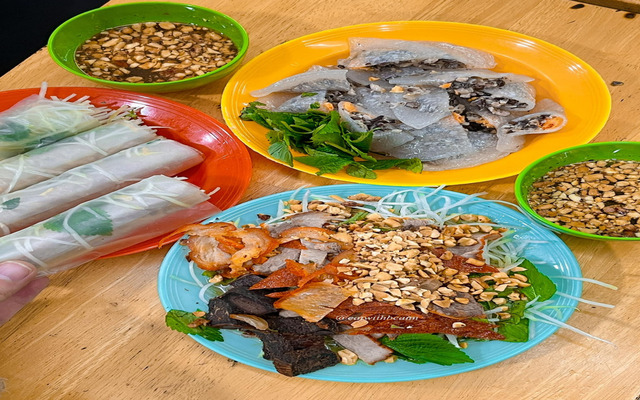 Bánh bột lọc cùng nộm bò khô thơm ngon, hấp dẫn