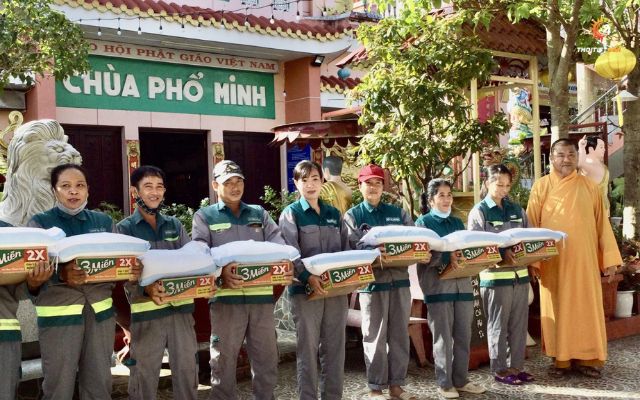 Chùa Phổ Minh trao quà đến công nhân đô thị TP. Rạch Giá