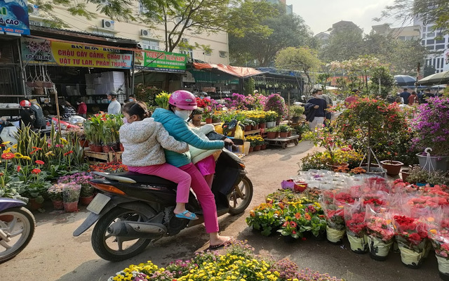 Chợ hoa tết Mai Dịch náo nhiệt ngày lẫn đêm