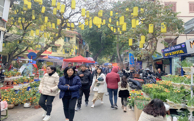 Nên đi bộ trong chợ hoa tết để vừa ngắm và chọn hoa dễ dàng hơn 