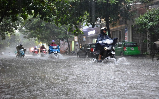 Mưa ở Hà Nội tập trung vào mùa hè, thường gây ngập lụt các tuyến đường 