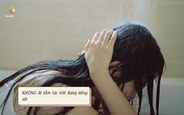  Không đi tắm lúc dông, sét 