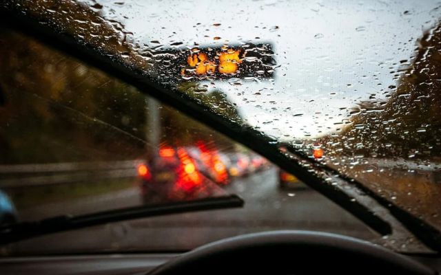 Nguyên nhân kính ô tô bị mờ dưới trời mưa