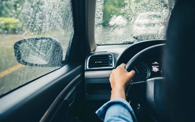 Cẩn trọng khi lái xe dưới mưa