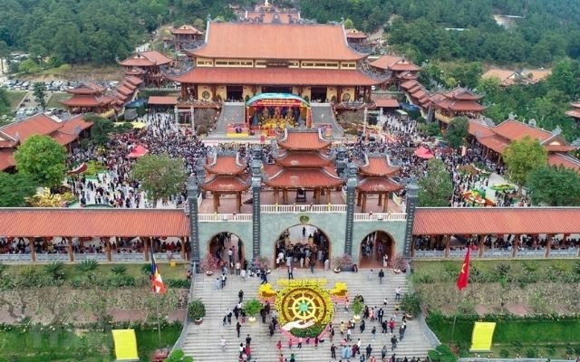 Quảng Ninh thu hút nhiều khách du lịch những ngày đầu năm
