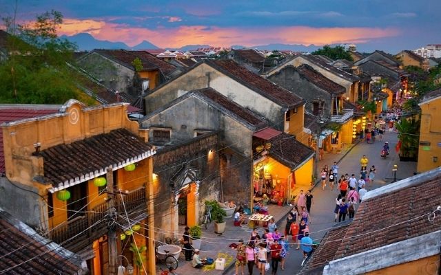 Dạo chơi Phố cổ Hạ Long