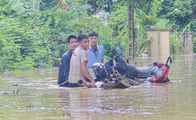 Lũ lụt ở Nghệ An lan rộng nhiều phường xã