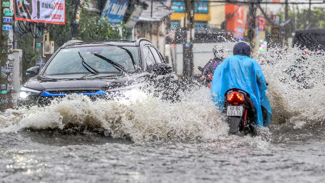   Cảnh báo mưa to kèm dông lốc bất ngờ
