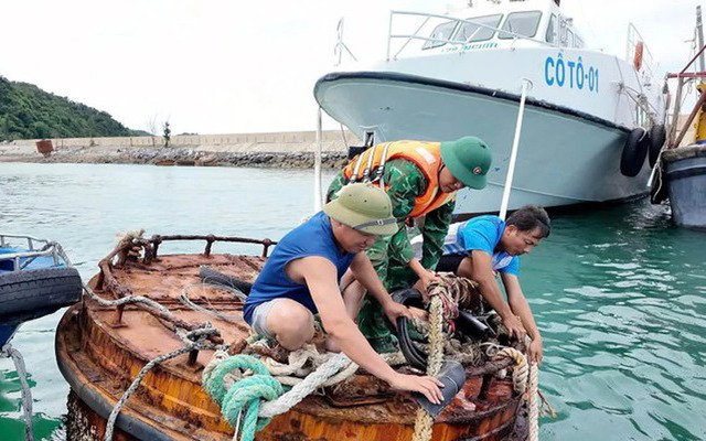 Các lực lượng phối hợp cùng người dân chuẩn bị công tác ứng phó bão