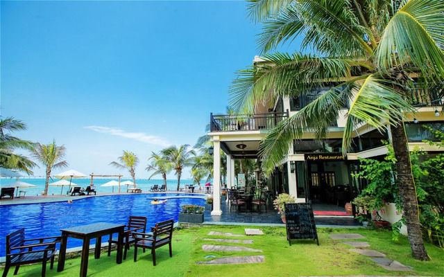 Không gian ngoài trời tại Anja Beach Resort & Spa