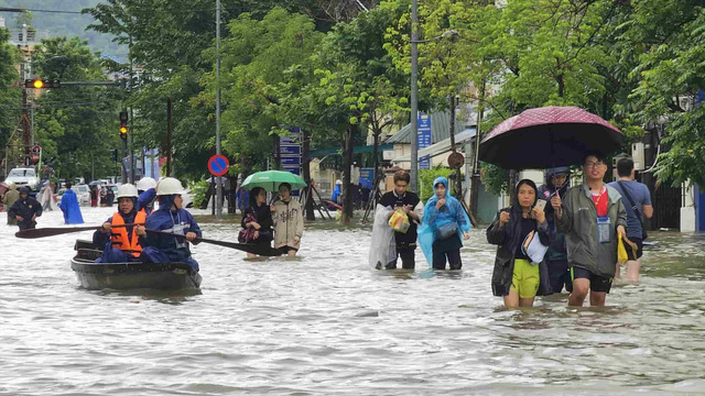 Nhiều tuyến đường ở Huế biến thành sông