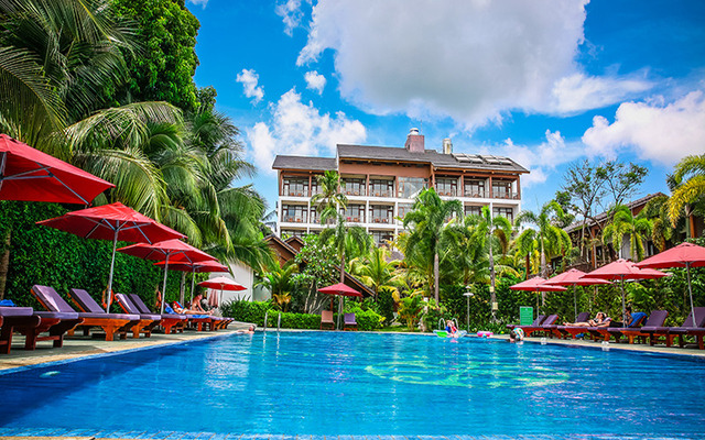 Bể bơi ngoài trời tại Tropicana Beach Resort & Spa