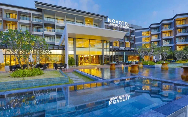  Bể bơi ngoài trời ở Novotel Phú Quốc Resort