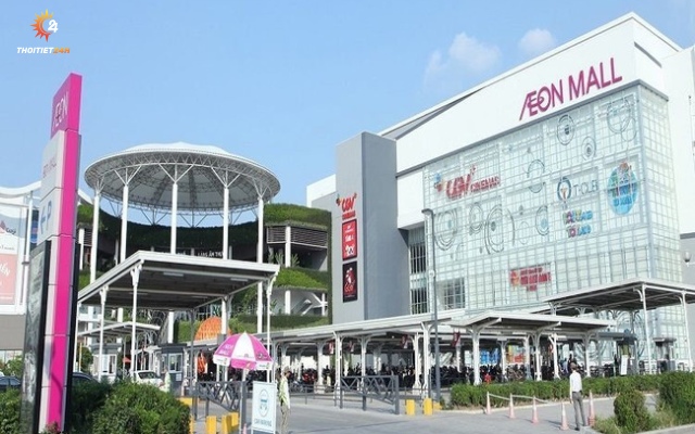 Aeon Mall Long Biên nằm trên đường Cổ Linh, Long Biên, Hà Nội