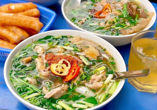 Phở gà phố cổ béo ngậy 