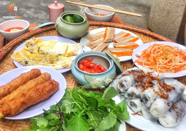 Bánh cuốn đặc sản phố cổ 