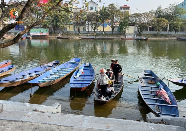 Thuyền chờ đón du khách ở Bến Đục, chùa Hương 