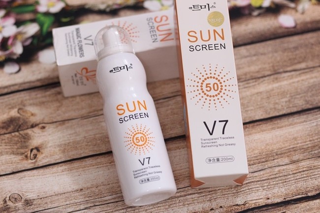 Xịt chống nắng trắng da Sun Screen V7 đi biển 