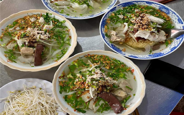  Thưởng thức bánh canh chợ đêm Phú Quốc 