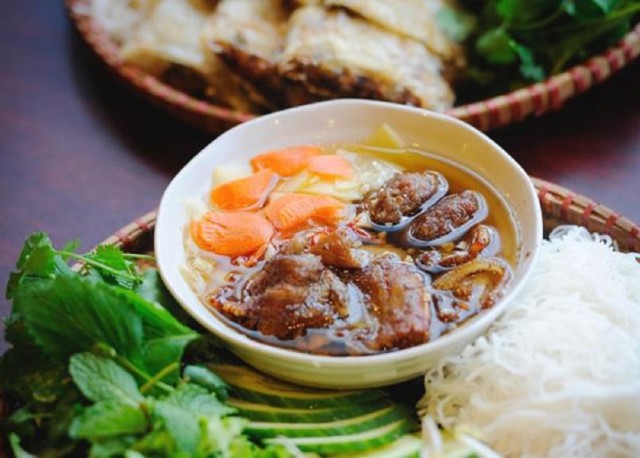  Thưởng thức bún chả 