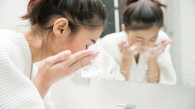 Double-clean là bước chăm sóc da dầu quan trọng 