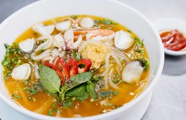 Thưởng thức bánh canh ghẹ 