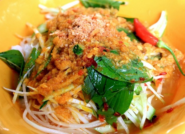 Thưởng thức bún kèn 