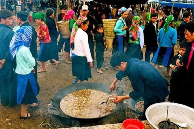 Phiên chợ vùng cao luôn có món thắng cố phục vụ người dân và du khách